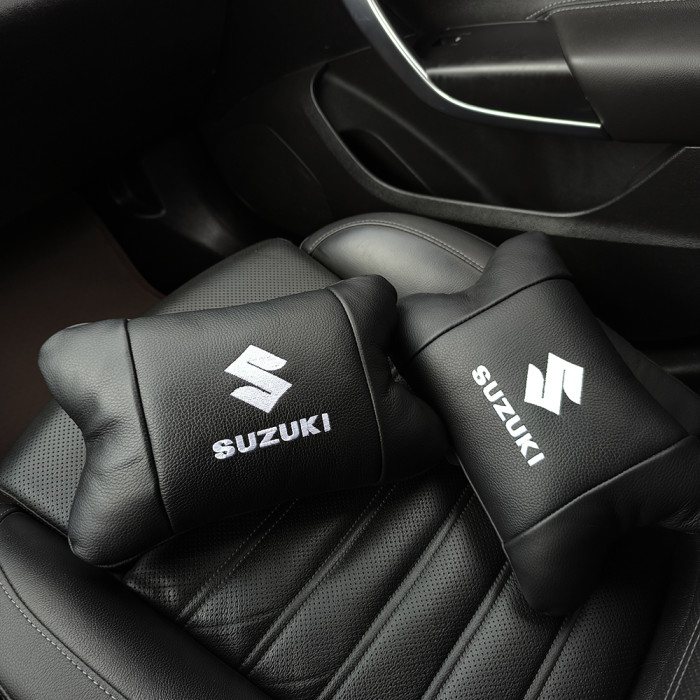 Набір шкіряних подушок Suzuki з вишивкою логотипу + брелок у подарунок для авто