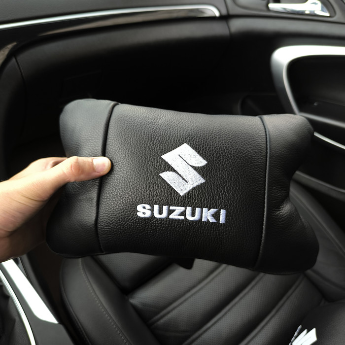 Набір шкіряних подушок Suzuki з вишивкою логотипу + брелок у подарунок для авто