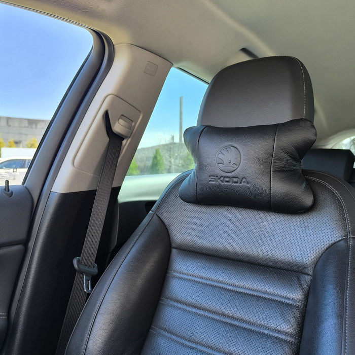 Набір авто подушок Skoda з натуральної шкіри + брелок, Автоподушка на підголовник