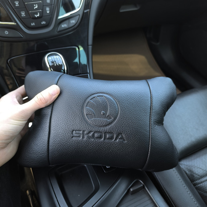 Набір авто подушок Skoda з натуральної шкіри + брелок, Автоподушка на підголовник