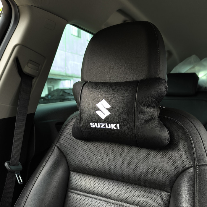 Набір шкіряних подушок Suzuki з вишивкою логотипу + брелок у подарунок для авто