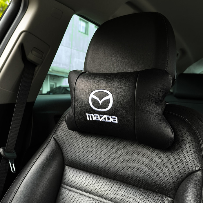 Набір шкіряних подушок Mazda з вишивкою логотипу + подарунок – шкіряний брелок