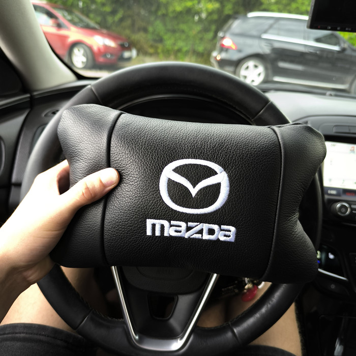 Набір шкіряних подушок Mazda з вишивкою логотипу + подарунок – шкіряний брелок
