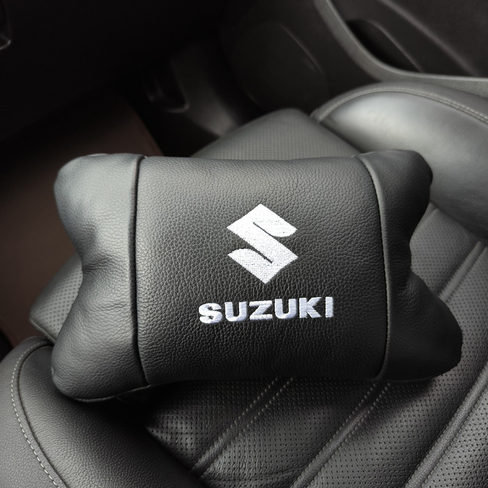 Набір шкіряних подушок Suzuki з вишивкою логотипу + брелок у подарунок для авто